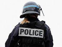 В Туре вооруженный ножом террорист ранил троих полицейских и был убит