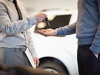 В связи с обвалом рубля белорусы принялись массово скупать в России автомобили