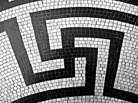 Аэрофотосъемка обнаружила на дне бассейна гигантскую свастику