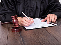 52-летняя жительница Тверии обвиняется в оказании сексуальных услуг школьникам