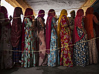 Индианку, которая пыталась утопиться и чудом осталась в живых, изнасиловали рыбаки