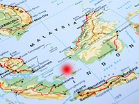 Самолет AirAsia со 162 людьми на борту пропал в районе острова Белитунг