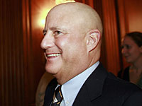 Алан Майерс обвиняет компанию Revlon, принадлежащую Рону Перельману, в антисемитизме