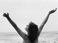 Во Франции похоронена основательница нудизма, ушедшая из жизни в возрасте 103-х лет