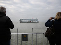 Судно-автовоз Hoegh Osaka село не мель у берегов Великобритании  
