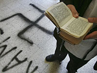 Подожжена синагога в окрестностях Парижа, ее стены разрисованы свастиками