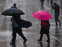 Мужчина пострадал в результате попадания молнии в зонт