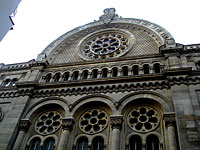 В самой большой синагоге Парижа проходит траурная церемония в память о жертвах терактов