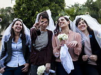 Активисты ЛГБТ-общины поцелуями и 