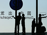 Китайский контрабандист пытался провезти на себе 94 телефона