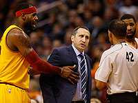 Скандал в НБА: Леброн Джеймс толкнул Дэвида Блатта во время матча