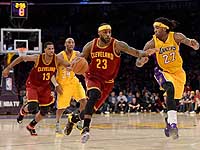 Леброн Джеймс набрал 36 очков. Команда Дэвида Блатта победила 