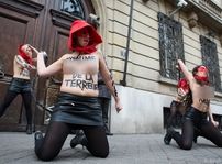 Акция FEMEN возле посольства Саудовской Аравии в Париже 16 января 2015