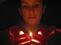 Опрос: женщины вдвое более, чем мужчины, склонны верить в Бога и загробную жизнь