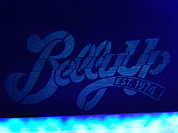 В клубе Belly Up Tavern, Калифорния