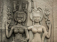 Французы и азиатки устроили голые фотосессии в камбоджийских храмах