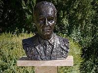 На территории президентской резиденции установлен бронзовый бюст Переса