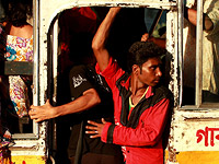 В Бангладеш в автобус брошена бутылка с