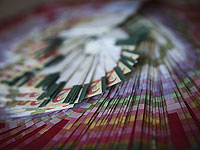 Женщине, не сообщившей о находке 10 тысяч шекелей, предъявлено обвинение в краже