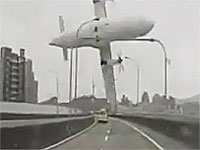 Авиакатастрофа на Тайване: фото- и видеосвидетельства