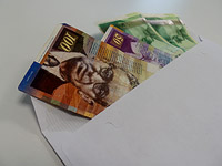 В Кфар-Сабе неизвестный раздавал конверты с наличными