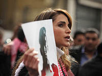 Королева Иордании Рания вышла на демонстрацию против