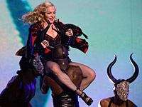 Вручение премий Grammy: Мадонна в пляске с 