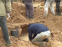 На пляже Пальмахим археологи спасают от шторма древнюю амфору  