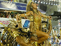 Стартовал ежегодный парад школ самбы в Рио. Фоторепортаж