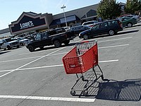 В США 92-летний водитель при выезде со стоянки супермаркета разбил 9 машин. ВИДЕО