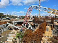 На стройке в Ришон ле-Ционе упали два башенных крана. Фото