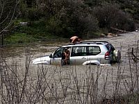 Спасатели эвакуировали семью из машины, застрявшей посреди реки Сорек. Фото