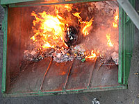 В Ашдоде в результате пожара в мусоросборнике многоэтажного дома пострадал бездомный 