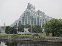 Здание Национальной библиотеки в Риге