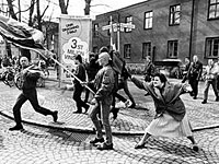 Флешмоб в Швеции: сумки на памятниках – в знак протеста против террора