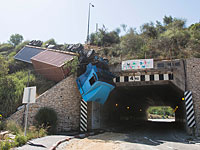 Рядом с Бейт-Шемешем грузовик врезался в скалу