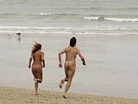 Более 1000 активистов приняли участие в массовом голом заплыве в Австралии