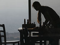 Продлен арест мужчины, разбившего стакан о голову официантки в зале торжеств