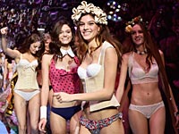 Новая эротичная коллекция от еврейского бренда представлена в Париже