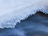 Под Новгородом 8-летнюю девочку унесло на отколовшейся от берега реки льдине