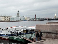 В Петербурге спасли 55-летнюю женщину,  бросившуюся с моста в Неву