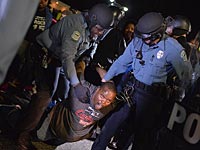 В Фергюсоне в ходе митинга были ранены двое полицейских