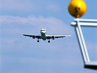 Десять пассажиров самолета Boeing 737 упали в обморок во время полета в Тель-Авив