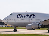 Самолет компании  United Airlines прервал рейс из-за нарушителя 