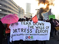 Беспорядки во Франкфурте: горят машины, полиция применяет водометы