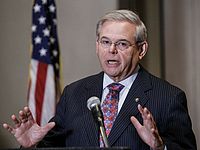 Прокуратура намерена обвинить в коррупции сенатора, продвигающего санкции против Ирана