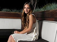 Актриса Кейтлин Стэйси создала сайт, раздевающий своих героинь