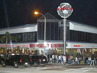 Актриса Гвинет Пэлтроу выкупила помещение Hustler Hollywood