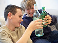 Ученые: употребление алкоголя в юном возрасте, даже в малых дозах, может привести к пьянству