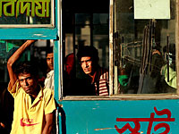 В Бангладеш автобус врезался в дерево, десятки погибших